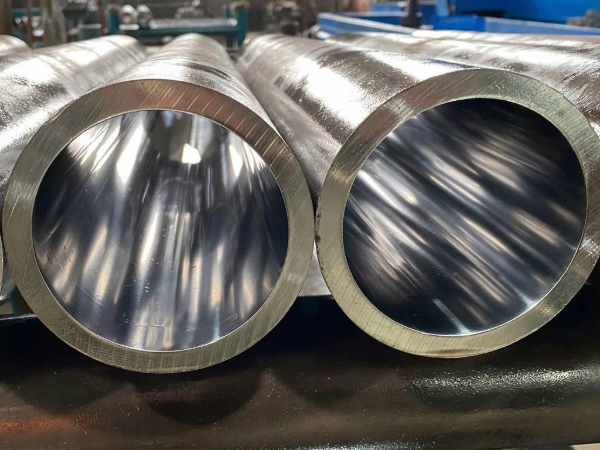 Cut lengths of mechanical steel pipe and tubing for machinery